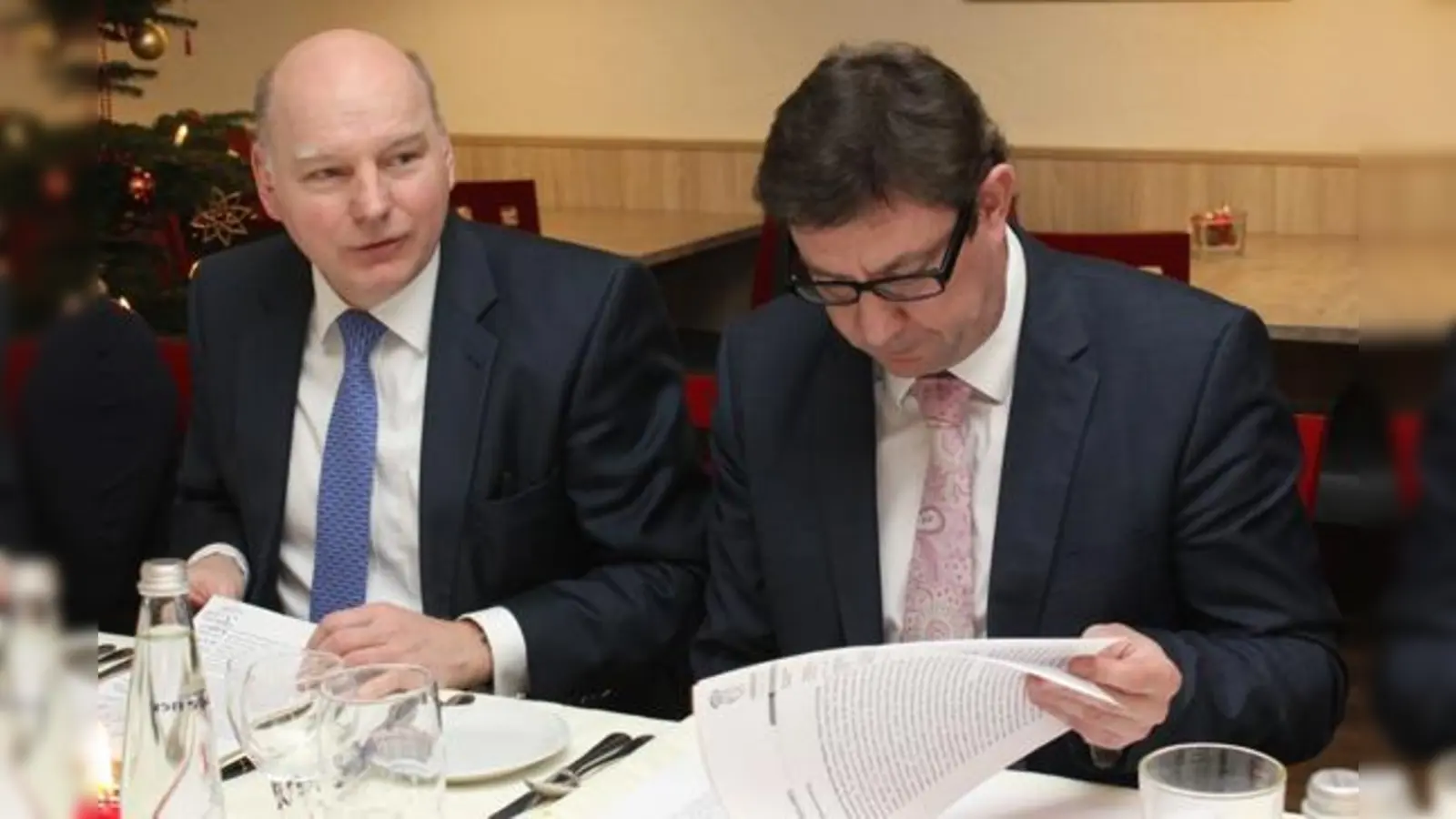 Für Landrat Martin Bayerstorfer (re.) und Klinik-Vorstand Sándor Mohácsi ist die Jahrespressekonferenz des Landkreises regelrecht eine Arbeitssitzung.	 (Foto: cr)