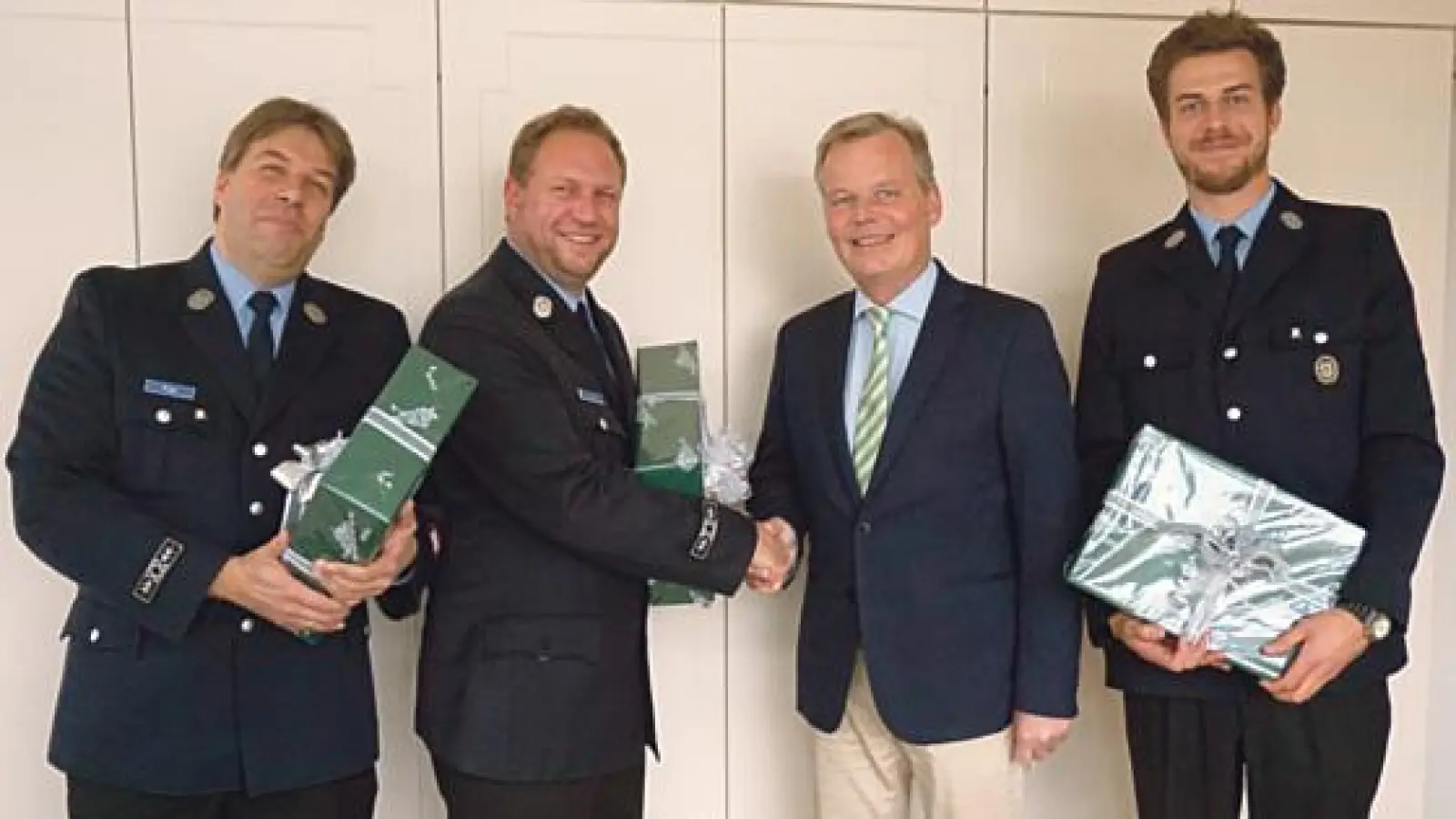 Große Ehre: (v. l.) Peter und Thomas Lix mit BM Jan Neusiedel und Ferdinand Hartmann.  (Foto: W. Rotzsche)