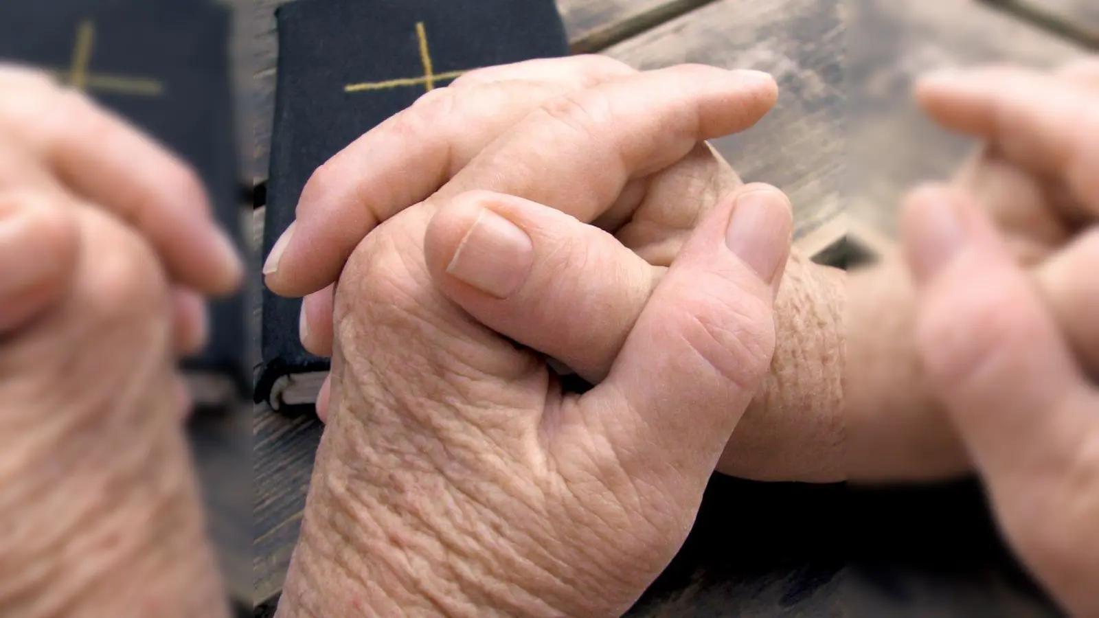 Ist Beten out? Bedeuten Kirchenaustritte eine Abkehr von Kirche und Religion? (Foto: karrenbrock.de_pixelio.de)