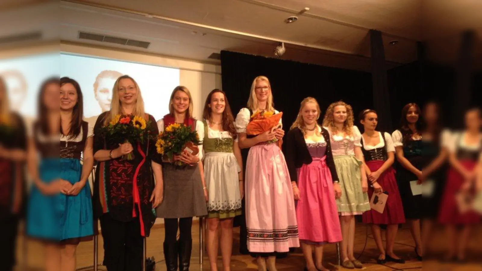 „Bayerisch - faszinierend - weiblich: Die passt zu uns.” V.l. Biographin Gunna Wendt, Michaela Siebert und Anja Radke vom Bert-Brecht-Gymnasium mit Schülerinnen des P-Seminars (Foto: privat)