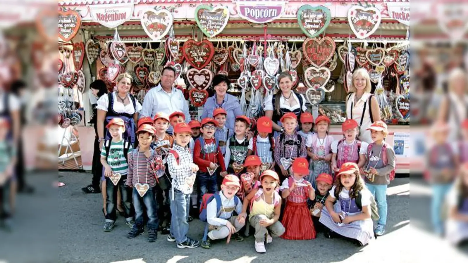 Dieser Besuch wird ihnen noch lange in Erinnerung bleiben: Die Kinder aus Garching bekamen zum Schluss noch alle ein Lebkuchenherz.	 (Foto: VA)