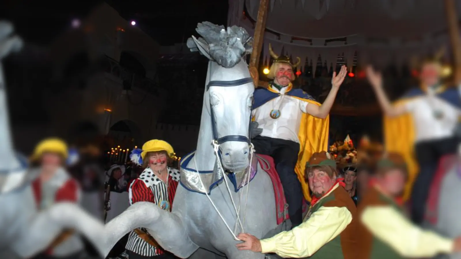 Herzog Kasimir III. alias der Münchner Kabarettist André Hartmann (übrigens auch Ude-Double auf dem Nockherberg) führt seit 2009 den Zug der Damischen Ritter an.  (Foto: VA)