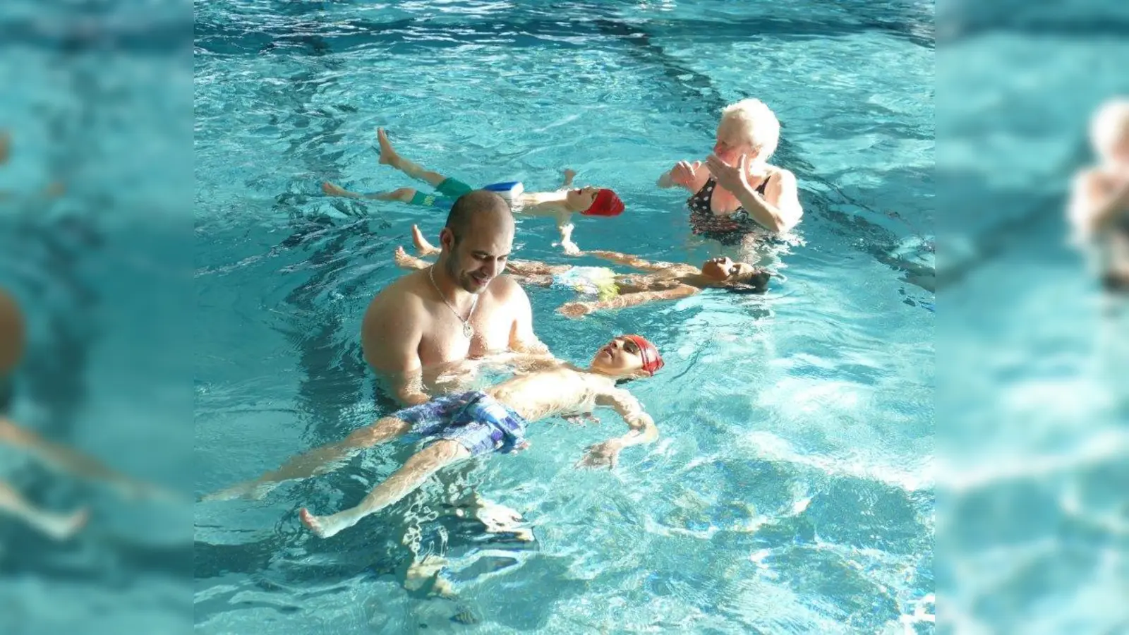 Hadi Hosseini unterstützt Karin Boger in dem Schwimmkurs für die Karlsfelder Flüchtlingskinder. (Foto: Helferkreis Karlsfeld)
