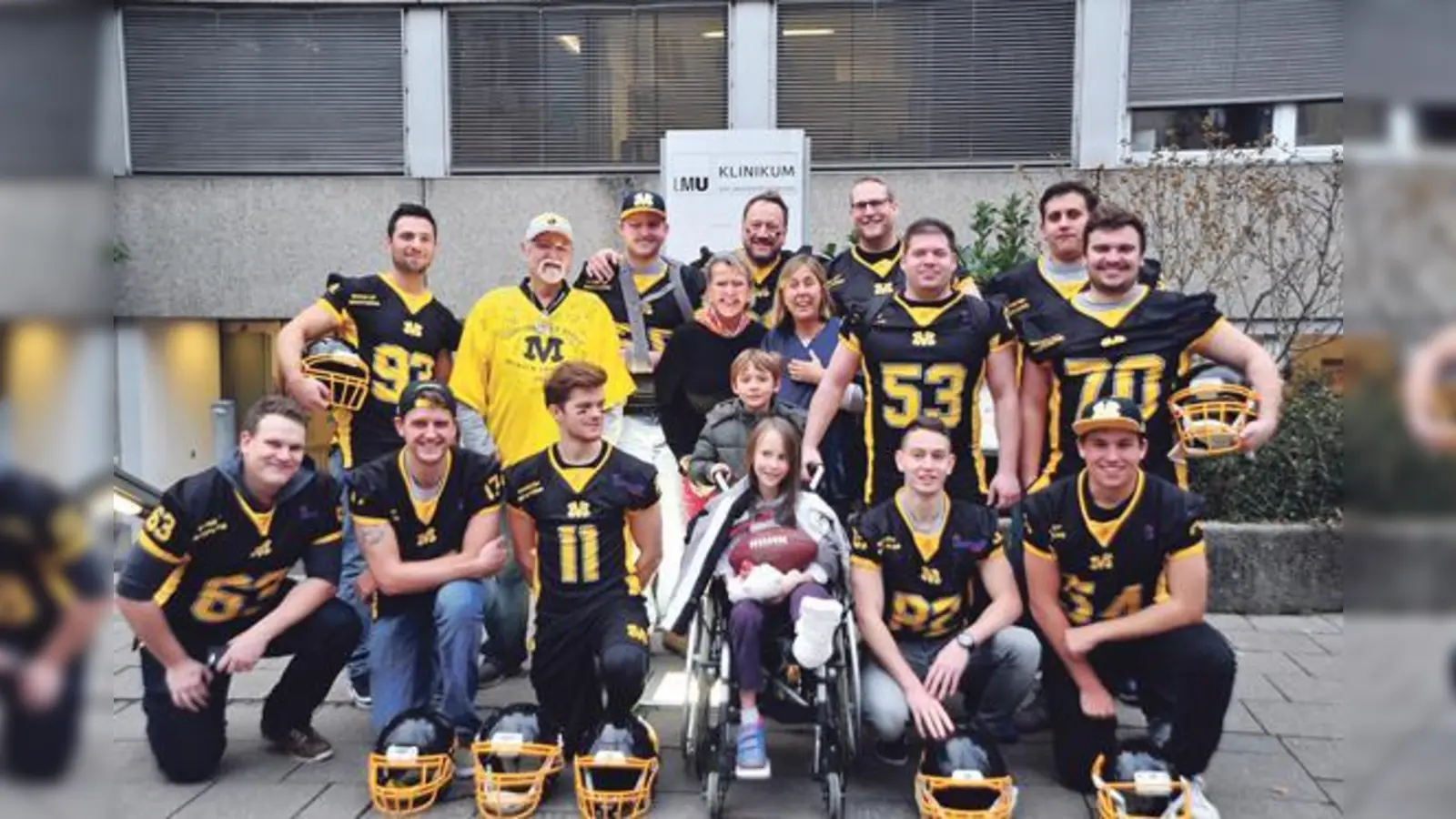 Die Munich Cowboys statteten den kleinen Patienten in der Haunerschen Kinderklinik kürzlich einen Besuch ab.	 (Foto: Munich Cowboys)