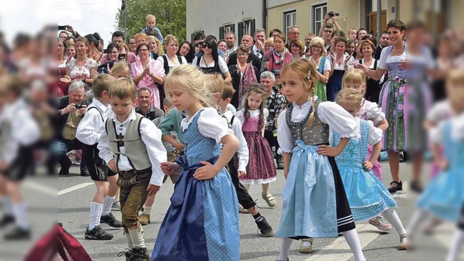 Auch die Vorschulkinder des BRK Kinderhauses Oberpframmern wirkten beim Maibaumtanz mit.	 (Foto: BRK)