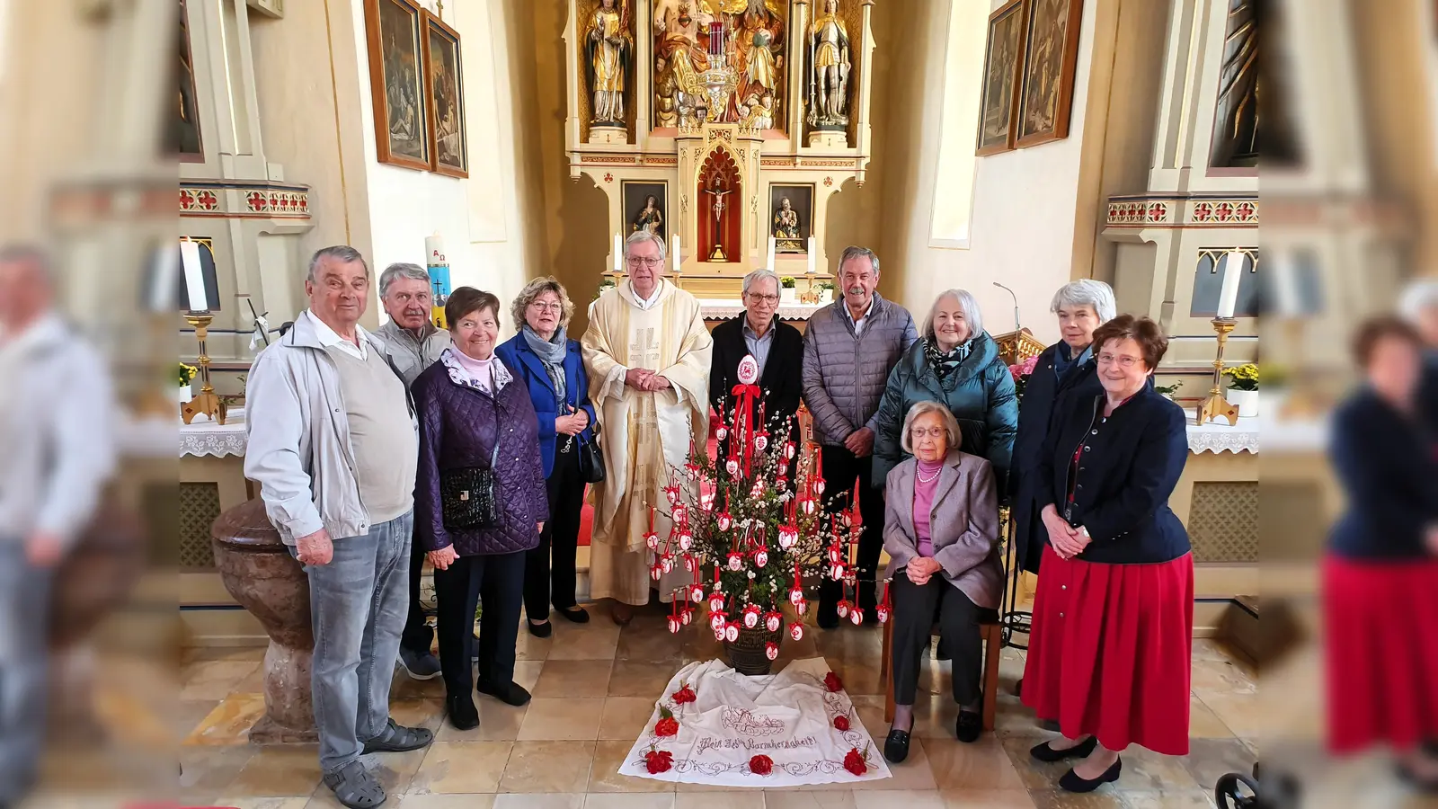 Kurt Stechmüller, Michael Christoph, Ursula Stechmüller, Karin Hueber, Pfarrer Michael Bartman, Sigi Rödder, Mathias Mayriedl, Resi Brummer, Beatrix Hanek, Monika Plarre (v. l.) und Anna Steinert (sitzend).  (Foto: PGR Großinzemoos)