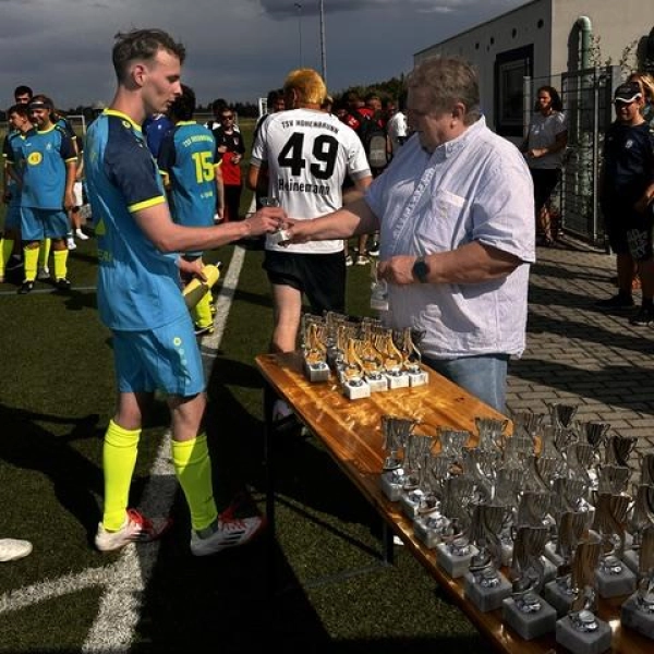Jeder Spieler bekam nach dem Turnier einen vom Lions Club Ottobrunn gespendeten Pokal.  (Foto: Rietzler)