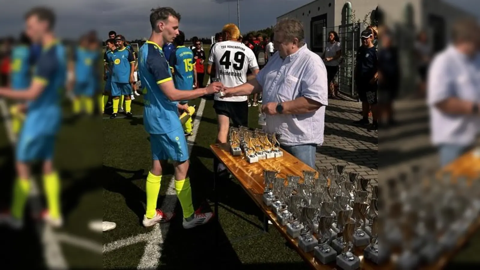 Jeder Spieler bekam nach dem Turnier einen vom Lions Club Ottobrunn gespendeten Pokal.  (Foto: Rietzler)