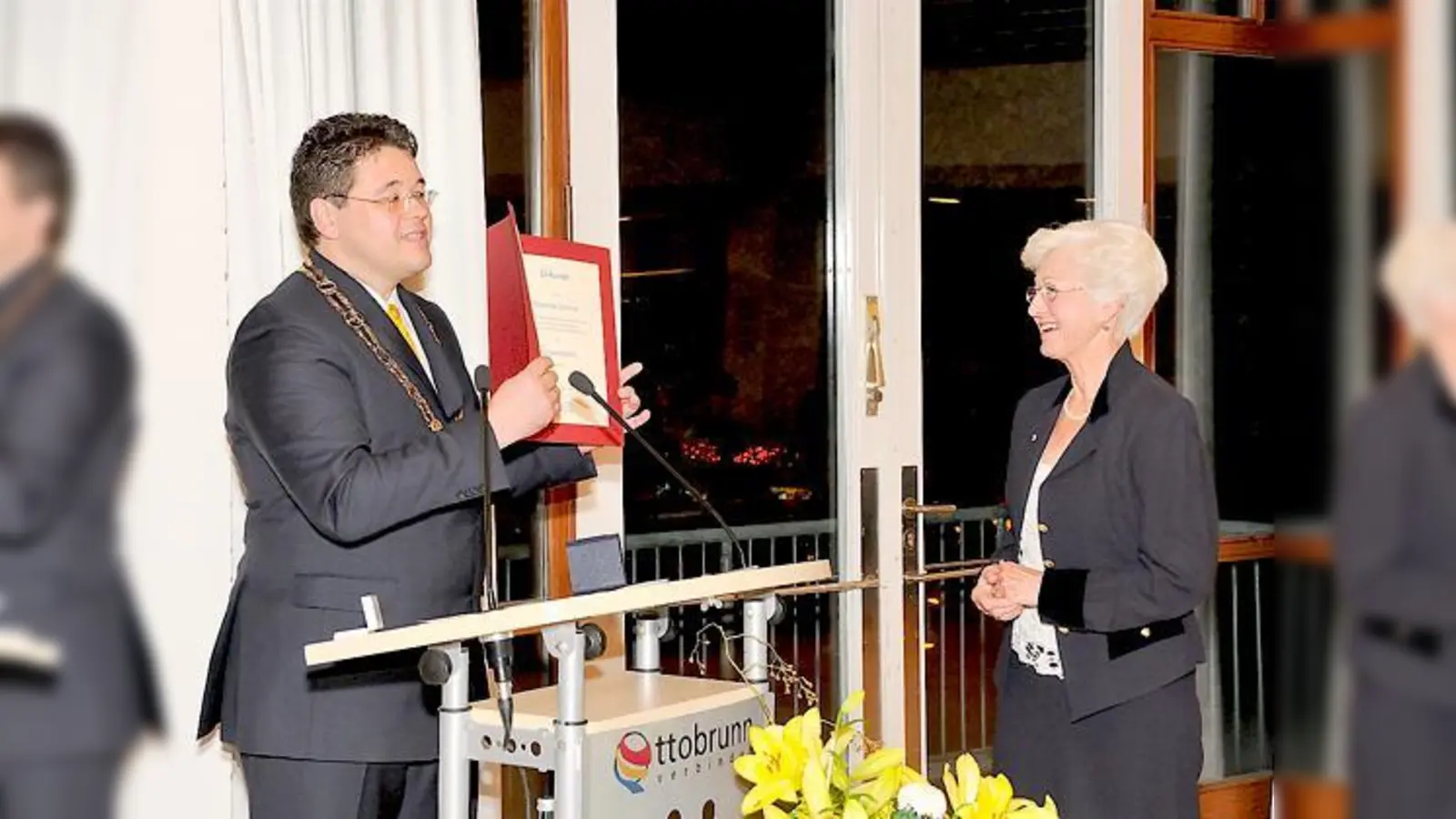 Bürgermeister Thomas Loderer verlieh Mathilde Schmitz die Bürgermedaille.	 (Foto: Horst Mühl)