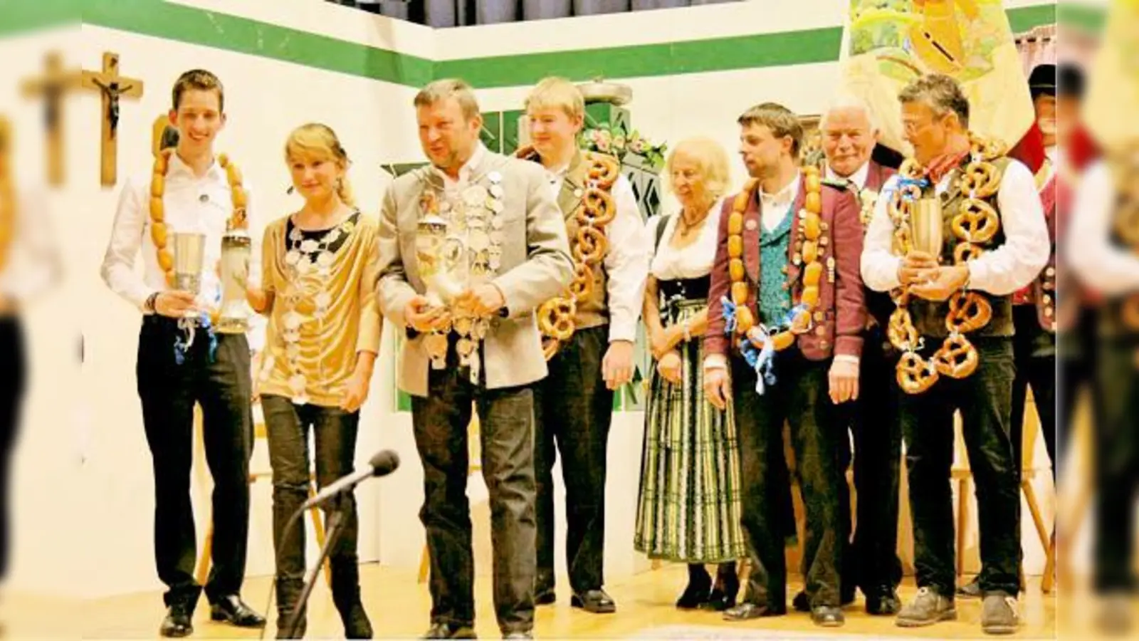 Schützenkönige bekommen traditionell Ketten umgehängt, teils auch aus Wurst und Brezen.	 (Foto: VA)