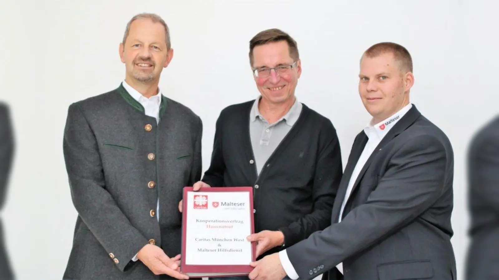 Haben einen Kooperationsvertrag unterzeichnet (von links): Dieter Wünsche (Malteser Bezirksgeschäftsführer), Ulrich Prasser (Leiter Caritas München West) und Thomas Rapp (Leiter Soziale Dienste der Malteser im Bezirk München). (Foto: Julia Krill)