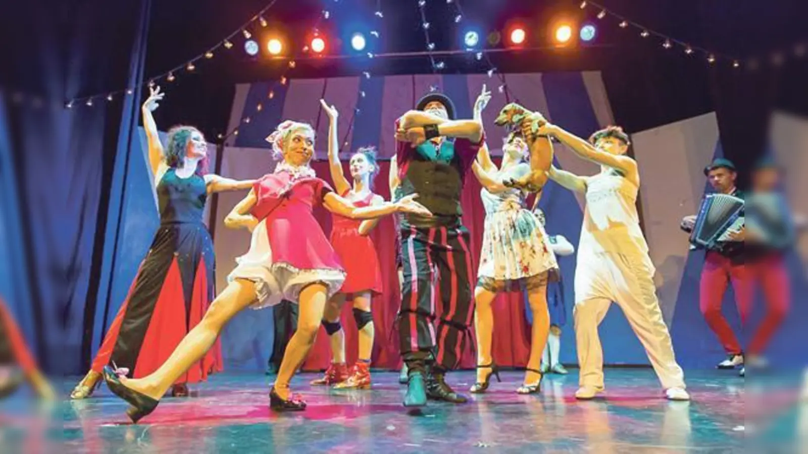 Mal leise, mal laut, aber immer findet das Ensemble der aktuellen Produktion »la luna« den richtigen Ton.	 (Foto: © Alexander Dacos)