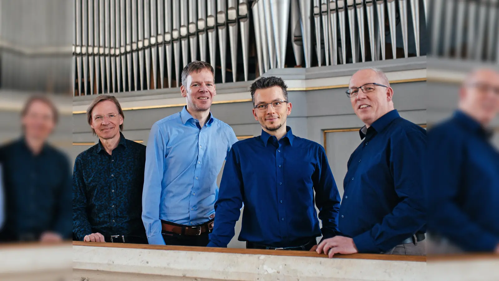 Die Kantoren Armin Becker (St. Matthäus), Michael Roth (St. Markus), Tobias Frank (St. Lukas) und Klaus Geitner (Himmelfahrtskirche Sendling) sind hier vor der Orgel in St. Markus zu sehen. (Foto: Julia Müller)