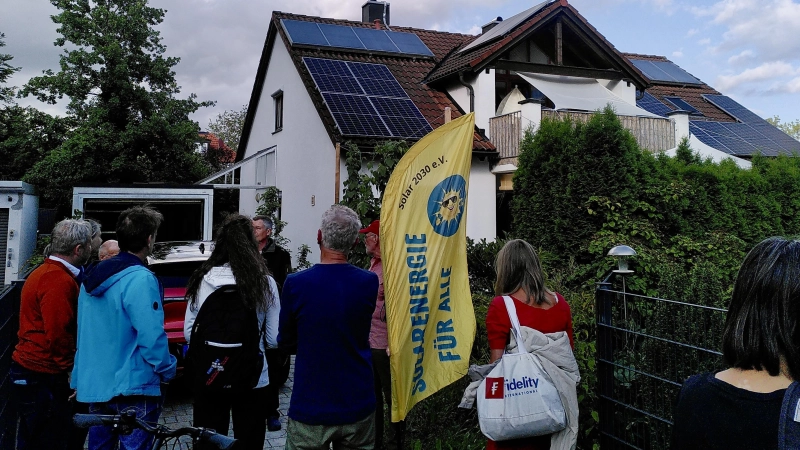 Der Solarspaziergang richtet sich an alle, die mit dem Gedanken spielen, eine Balkonsolaranlage oder Solarmodule auf dem Dach zu installieren. (Foto: Max Haslbeck)