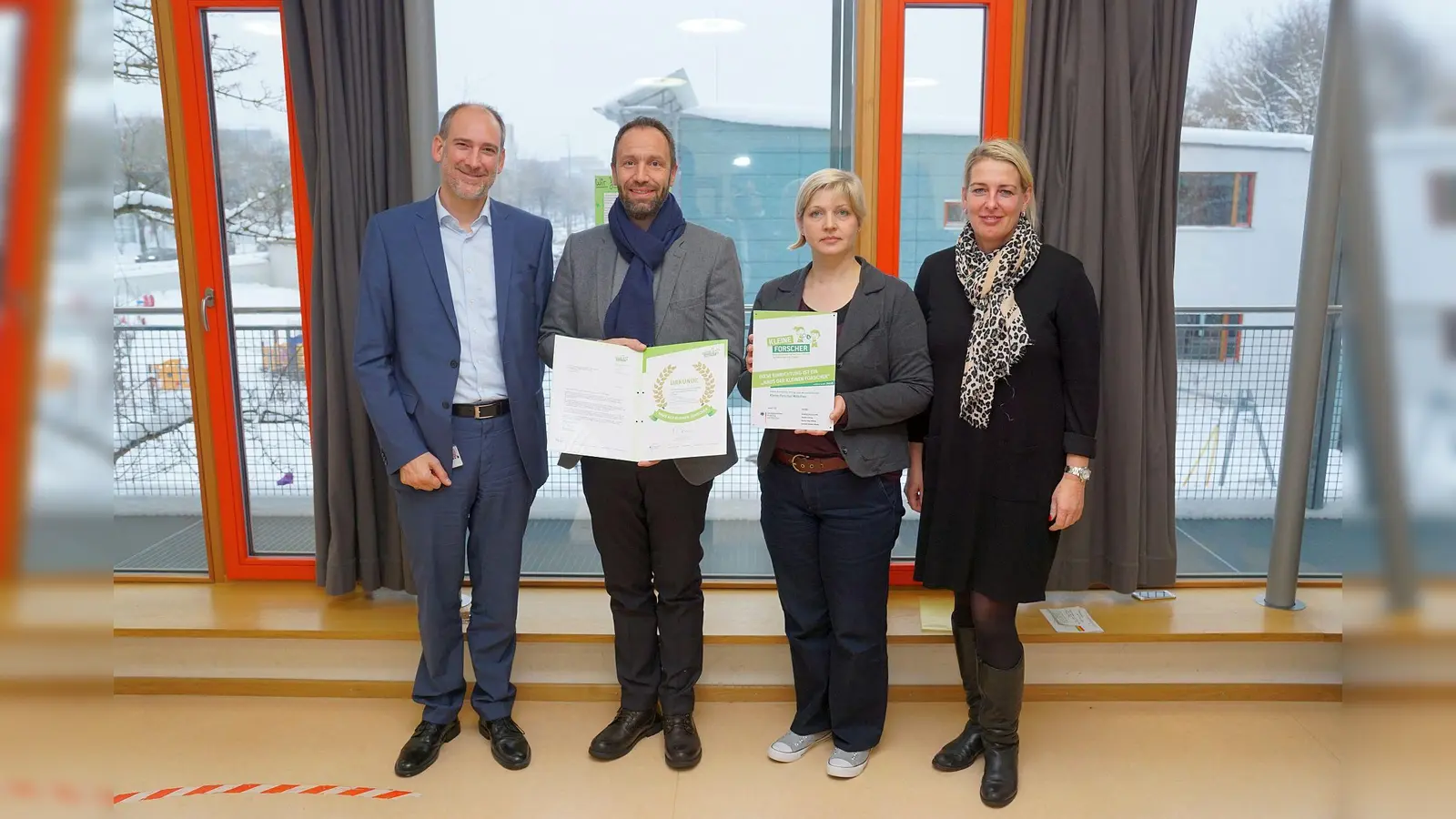 Von Links: Michael Weckesser (Siemens), Florian Kaiser (IHK), Kerstin Curkovic (KiTa-Leiterin) und Christine Albiez (AWO München). (Foto: oh)