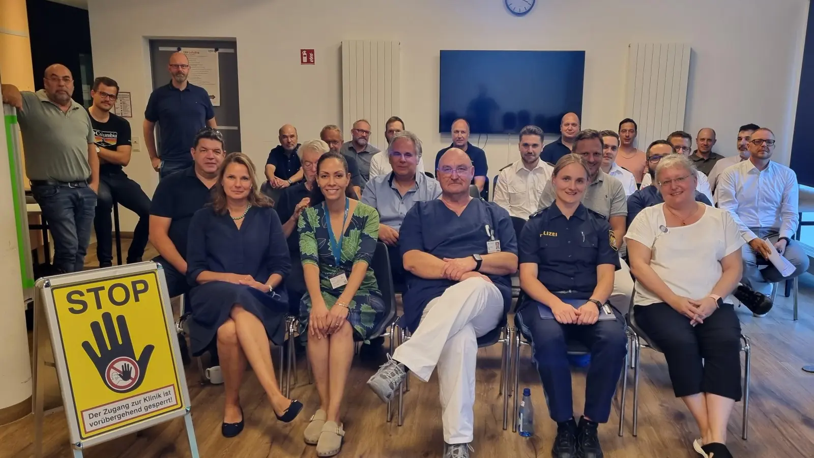 Teilnehmende der Präsentation (erste Reihe von links) Manja Ortner (Leiterin des Empfangs), Dr. Guyléne Keyl (Leitende Ärztin Notfallmanagement), Dr. Peter Rupp (Chefarzt der Zentralen Notaufnahme), Christine Bachmann (Oberkommissarin Polizeiinspektion Starnberg) sowie Daniela Lindner (IT-Abteilung). (Foto: red)