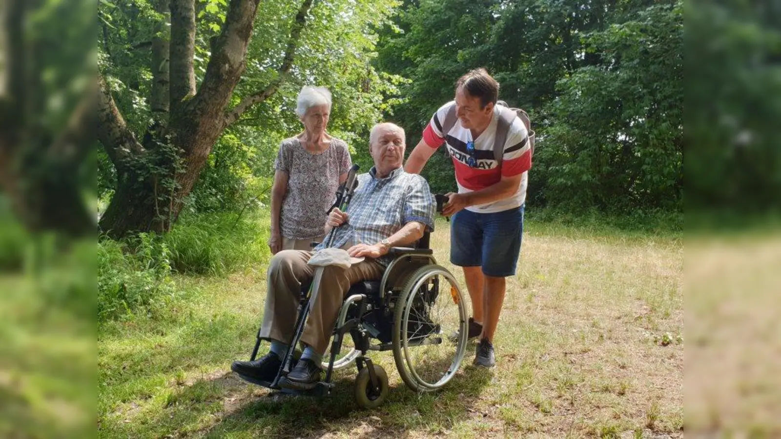 Christian Frank (rechts) hat sich als Ehrenamtlicher bei „dein Nachbar“ angemeldet. Regelmäßig besucht er Hildegard und Johann Placht und macht mit ihnen Spaziergänge. (Foto: dein Nachbar e.V.)