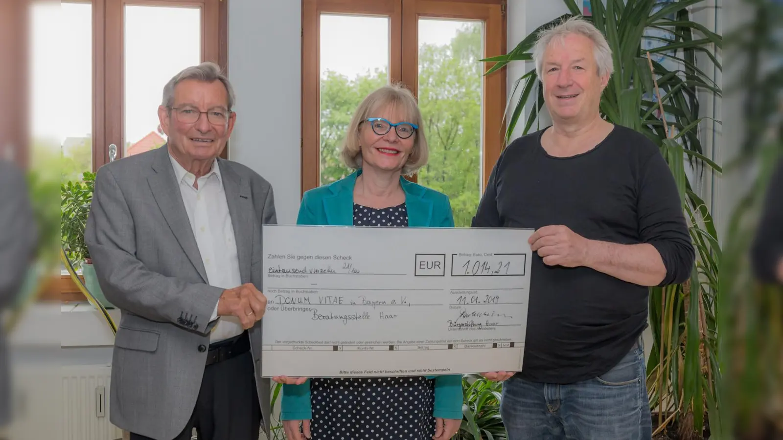 Von links: Jürgen Partenheimer, Dr. Ulrike Holtappel und Albert Fierlbeck bei der Scheckübergabe. (Foto: oh)
