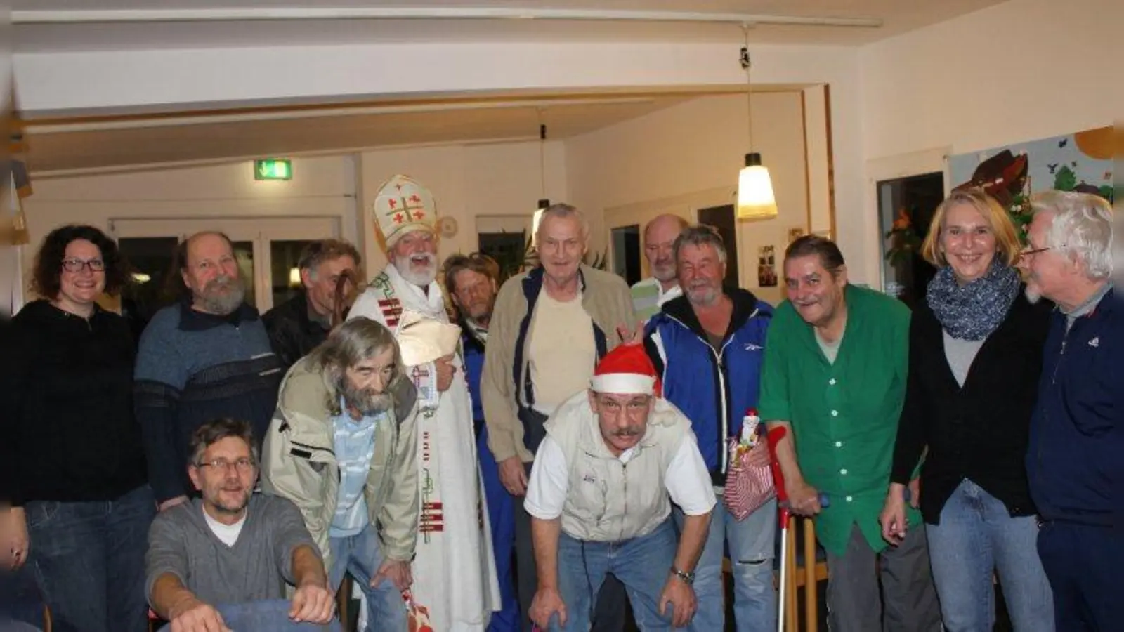 „Wir waren alle brav!” Nikolaus Toni Weber im Kreis von Bewohnern und Mitarbeitern des Hauses an der Verdistraße. Ganz links Claudia Sperl, vorn links Michael Liebmann sowie 2.v.r. Ingrid Gottgetreu. (Foto: US)