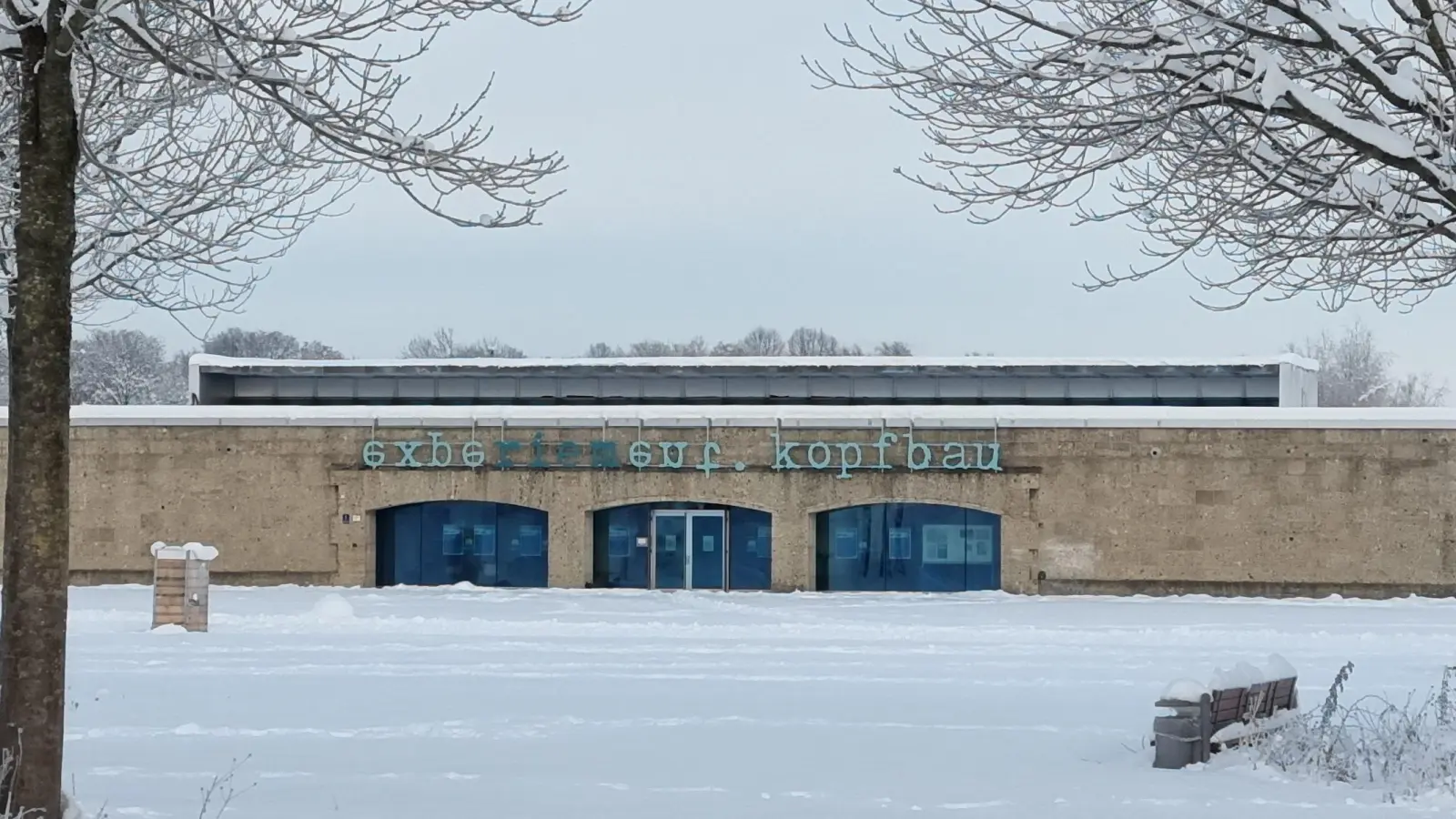 Ungewöhnlicher Ort für einen Weihnachtsmarkt: die Kassenhalle des alten Riemer Flughafens. (Foto: ECHO e.V.)