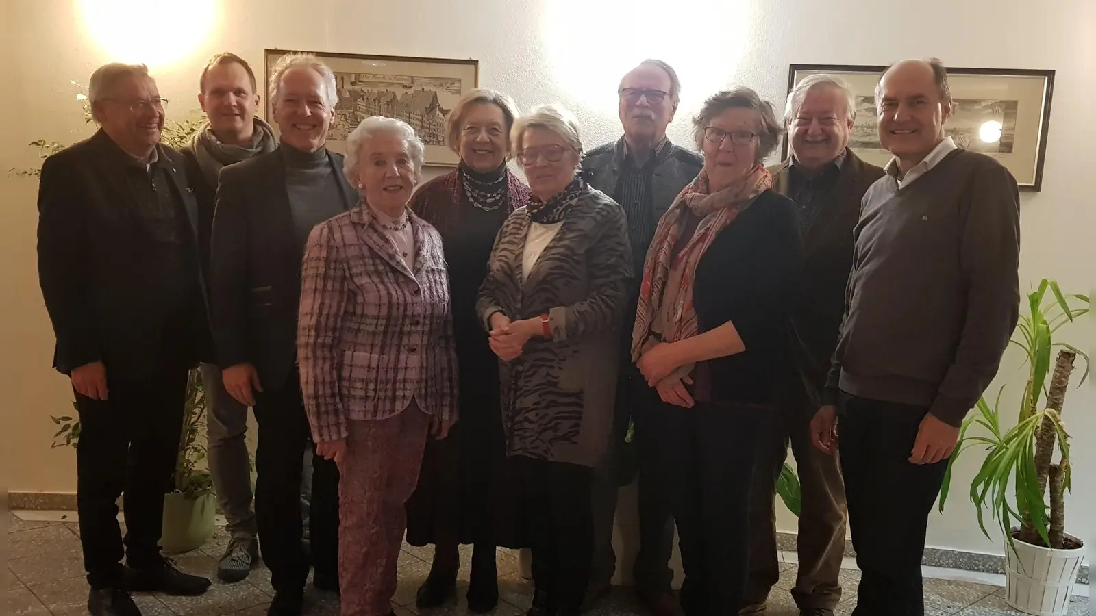 Kreisvorsitzender Max Wagmann, Tobias Heberlein, Jubilare: Elisabeth Stettmeier, Johanna Rumschöttel, Kristine Löw, Manfred Peckmann, Elisabeth Bößl, Hermann Rumschöttel und Hans Kopp bei der Mitgliederversammlung der AWO (v. l.). (Foto: VA)