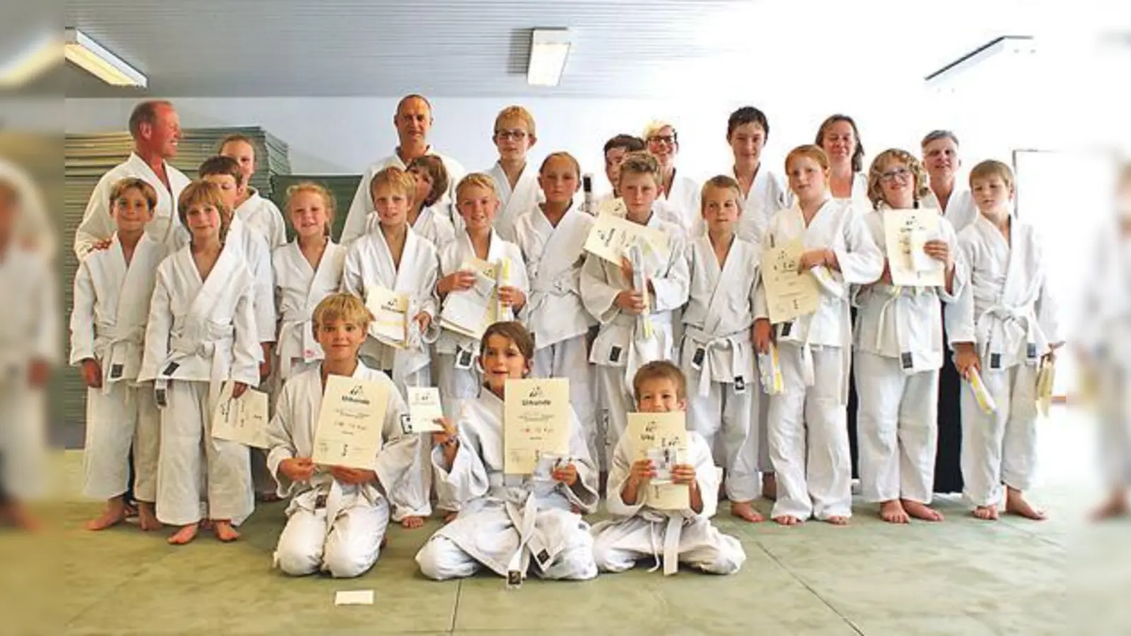 Voller Stolz präsentieren die jüngsten Mitglieder der Aikido-Gruppe aus Holzkirchen ihre Urkunden, die sie nach der Graduierungs-Prüfung erhalten haben.	 (Foto: VA)