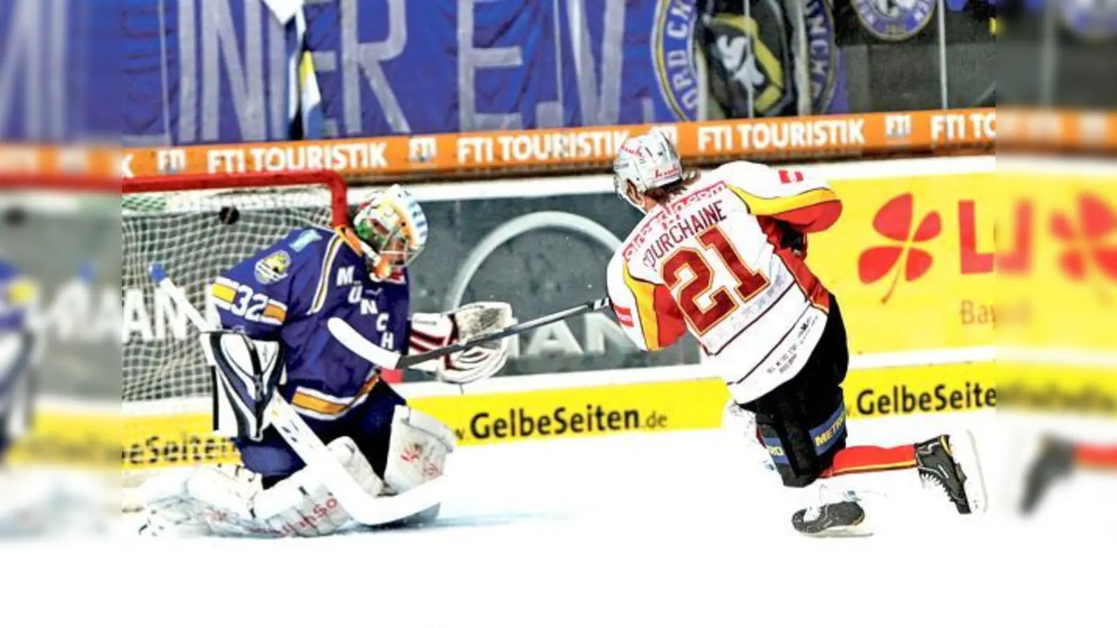 Adam Courchaine erzielt das zwischenzeitliche 2:0 für die Metro Stars. Trotz der 0:3-Niederlage sehen die Fans den EHC sportlich auf einem guten Weg.	 (Foto: Rabuser)