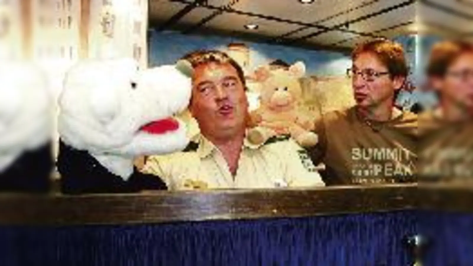 Günther Fenk mit Eddie, dem Eisbär, und Peter Beck mit dem singenden Schwein, das zur Freude der Kinder gern mal den Sommerhit 2004 »Dragostea din tei« zum Besten gibt  ((v.li.).Foto: pa)
