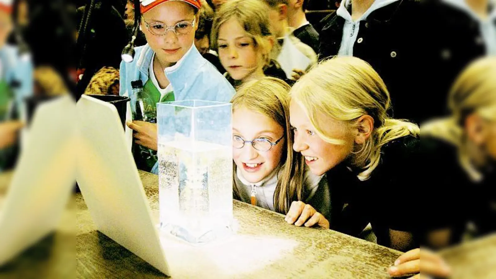 KinderUni München: Mädchen und Jungen zwischen acht und zwölf Jahren haben am kommenden Freitag wieder die Möglichkeit, wissenschaftliche Themen genauer unter die Lupe zu nehmen. 	  (Foto: Kultur & Spielraum e.V.)