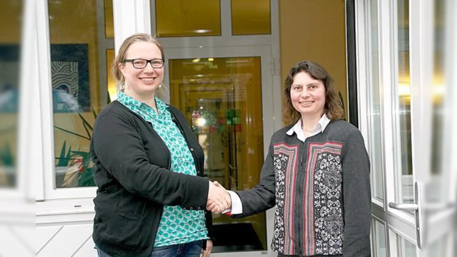 Die neue Leiterin Dominica Fuchs (links) verabschiedet ihre langjährige Vor­gängerin Rita Graßl.	 (Foto: hol)