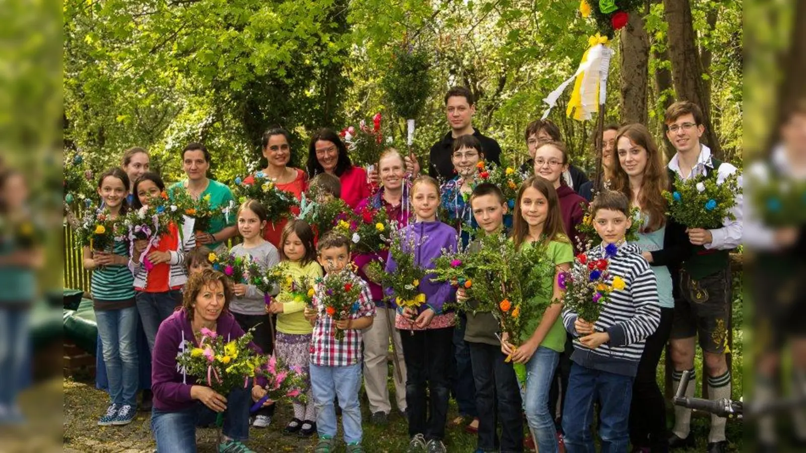 Beim traditionellem Palmbuschen binden im Carlhäusl werden Weidenkätzchen und Buchs gebunden und mit Bändern, Papierblumen und bemalten Ostereiern geschmückt. (Foto: pi)