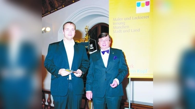 Umut Gürel (l.) aus Allach-Untermenzing ist einer der Jahrgangsbesten bei den Malern und Lackierern. Innungs-Obermeister Uli Faßnacht gratuliert. (Foto: Malerinnung München)