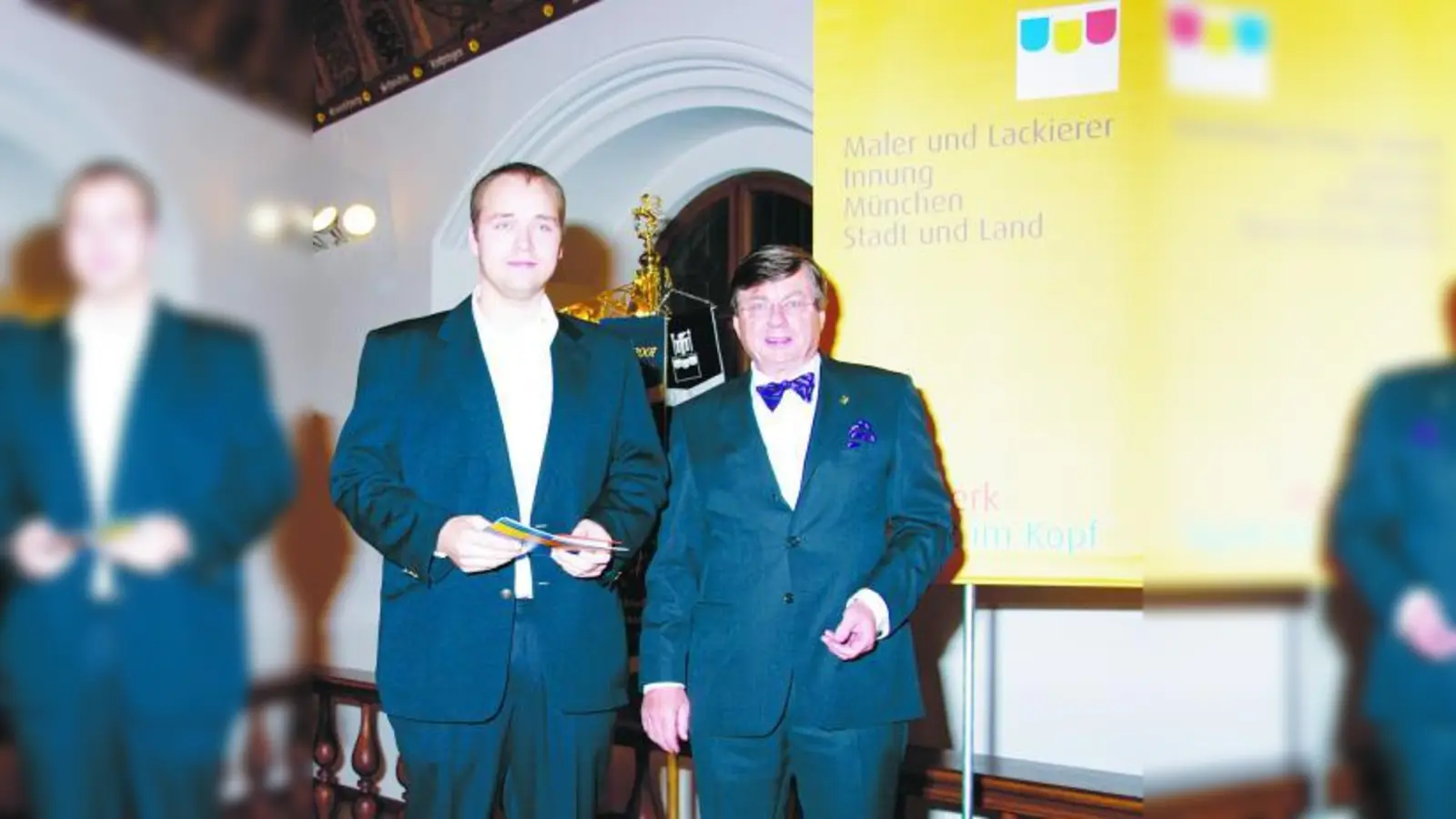 Umut Gürel (l.) aus Allach-Untermenzing ist einer der Jahrgangsbesten bei den Malern und Lackierern. Innungs-Obermeister Uli Faßnacht gratuliert. (Foto: Malerinnung München)