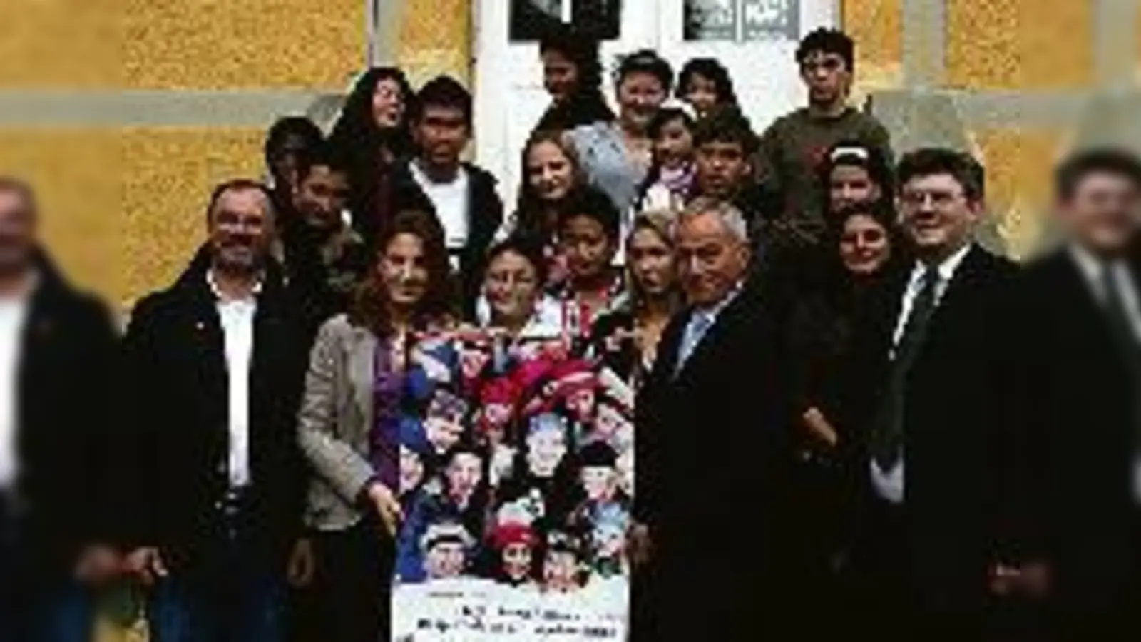 Strahlende Gesichter, wohin man blickt  (v.l.) Schulleiter Günther Bartl, Klassenlehrerin Sarah Ullrich, Stiftungsbotschafter Wolfgang Breuer, Elternbeiratsvositzender Michael Tauber und im Hintergrund die Tanzstars in spe.  (Foto: wei)