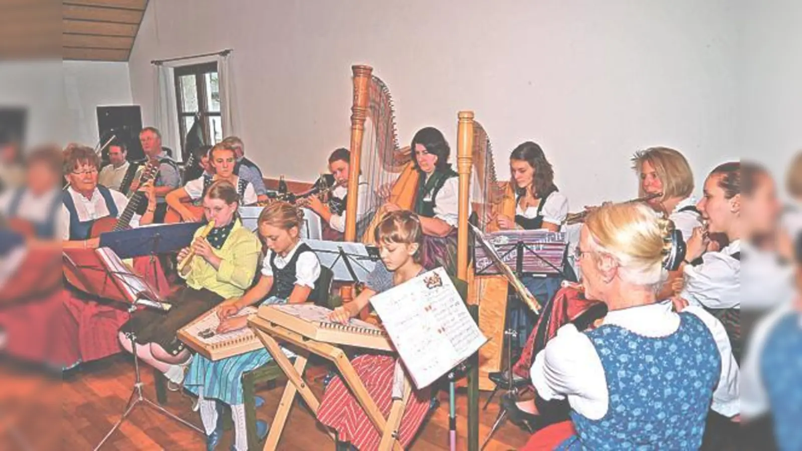 Die Gruppe »Saitenspiel« schafft mit Harfen, Hackbrett, Bass, Gitarren und Querflöte ein frühlingshaftes Klangbild.	 (Foto: VA)