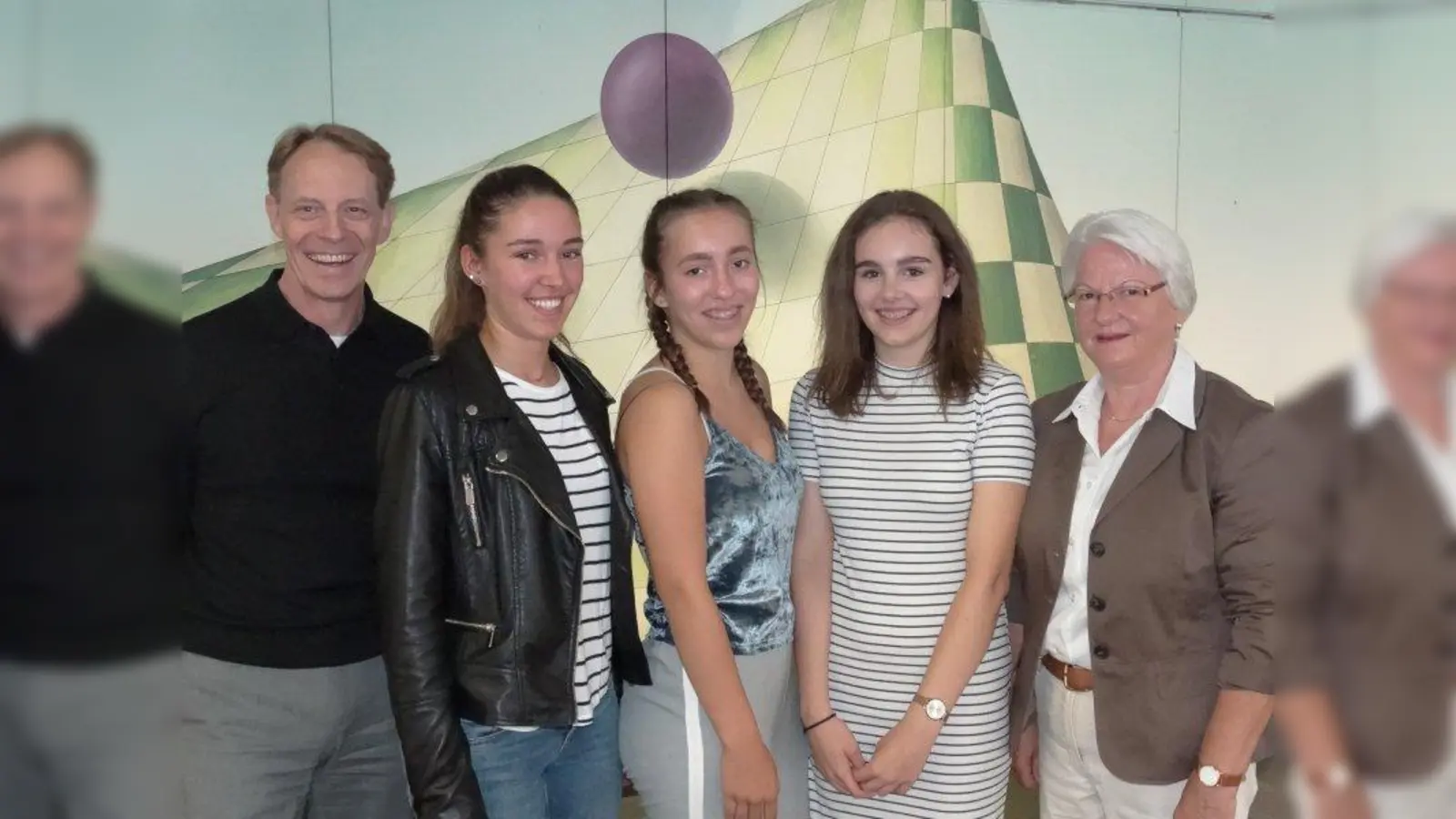 Schulleiter Rupert Grübl, die drei Schülersprecherinnen Lisa Hausdorf, Ruth Lupper und Lea Gajic sowie Hilde Falter vom Verein LichtBlick Seniorenhilfe e.V. (von links) freuen sich über die drei Patenschaften. (Foto: tab)