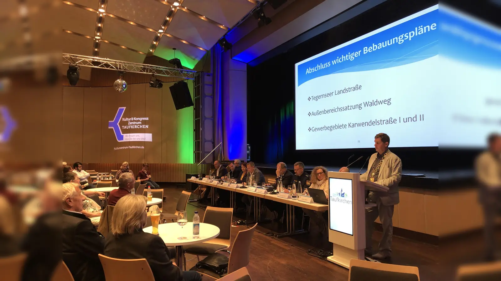 Bürgermeister Ullrich Sander ließ in einem Bericht das vergangene Jahr bei der Bürgerversammlung Revue passieren.  (Foto: hw)