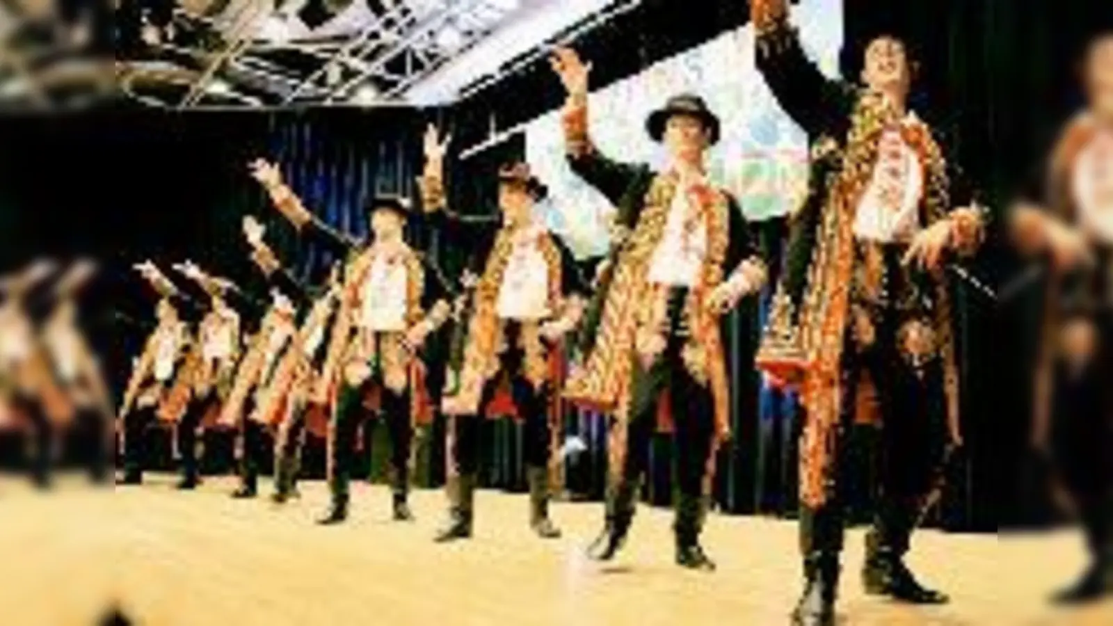 Bereits zum 13. Mal ging im Anton-Fingerle-Bildungszentrum das polnisch-deutsche Fest über die Bühne. Der Galaabend begann mit zwei frabenprächtigen polnischen Gruppen.  (Foto: Karl Hirt)