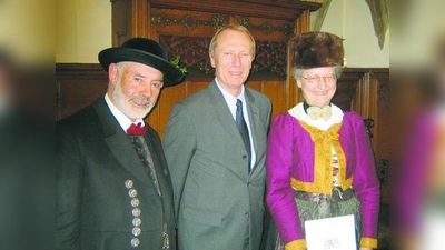 Josef Kinast in der Dachauer Tracht des Vereins für Volksmusik und Volkstanz „D&#39; Blutenburgler“ (l.) und Ingrid Menzinger in der Menzinger Tracht des Heimat- und Volkstrachtenvereins „D&#39; Würmtaler Menzing“ (r.) mit Bürgermeister Hep Monatzeder. (Foto: Frieder Vogelsgesang)