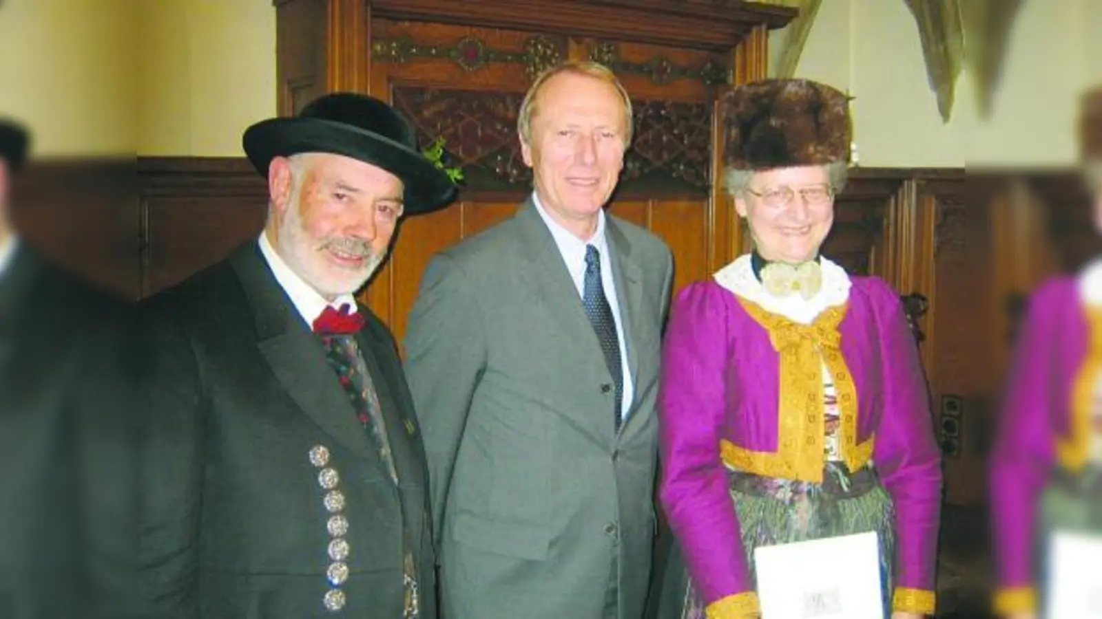 Josef Kinast in der Dachauer Tracht des Vereins für Volksmusik und Volkstanz „D&#39; Blutenburgler“ (l.) und Ingrid Menzinger in der Menzinger Tracht des Heimat- und Volkstrachtenvereins „D&#39; Würmtaler Menzing“ (r.) mit Bürgermeister Hep Monatzeder. (Foto: Frieder Vogelsgesang)
