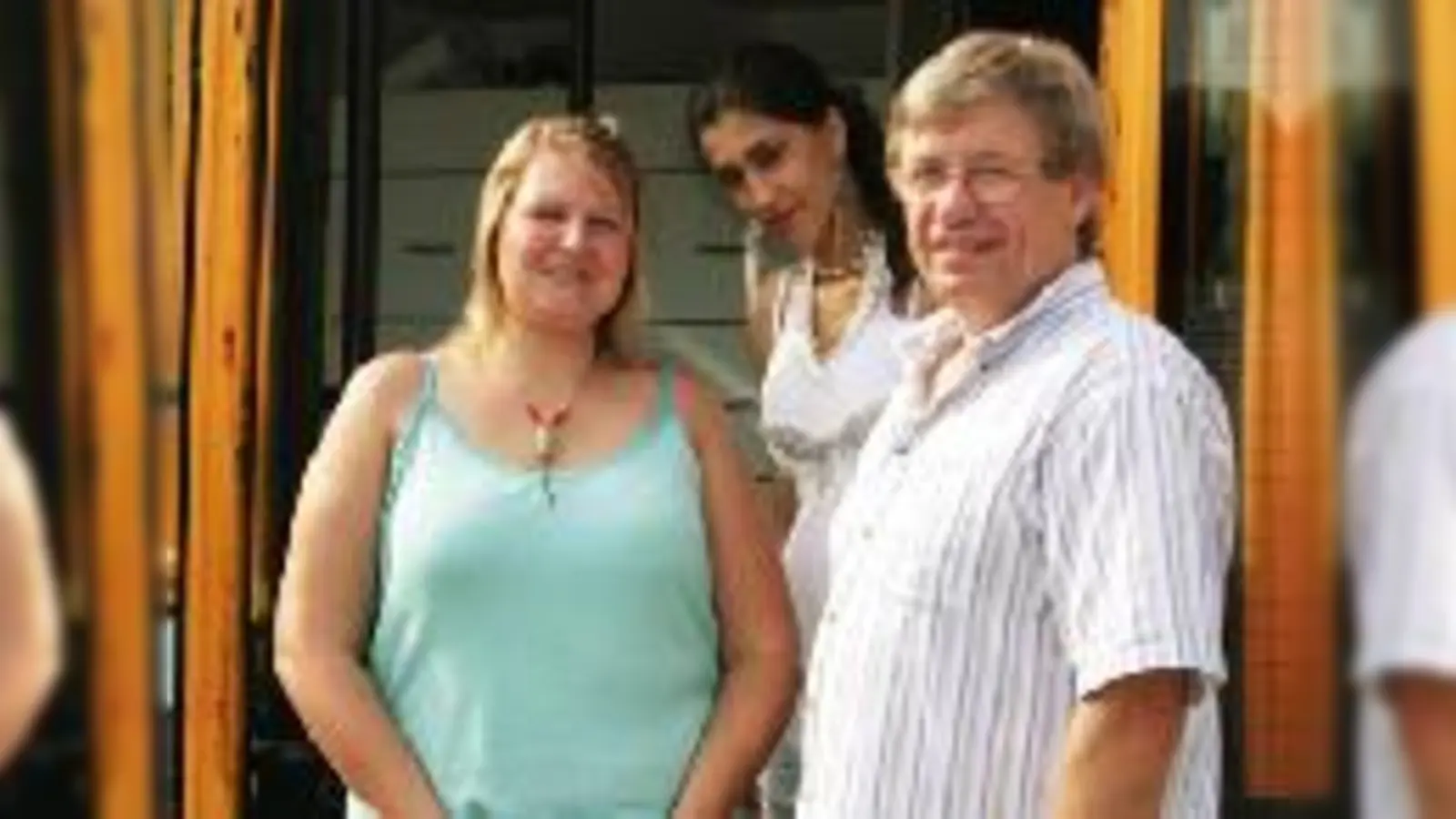 Streetworkerin Barbara Kohnke (links) und Wolfgang Pieksa, Regionalleiter Nord-Ost beim Stadtjugendamt (rechts), freuen sich wie die Moosacherin Esma über den neuen Streetworkbus.	 (Foto: mh)