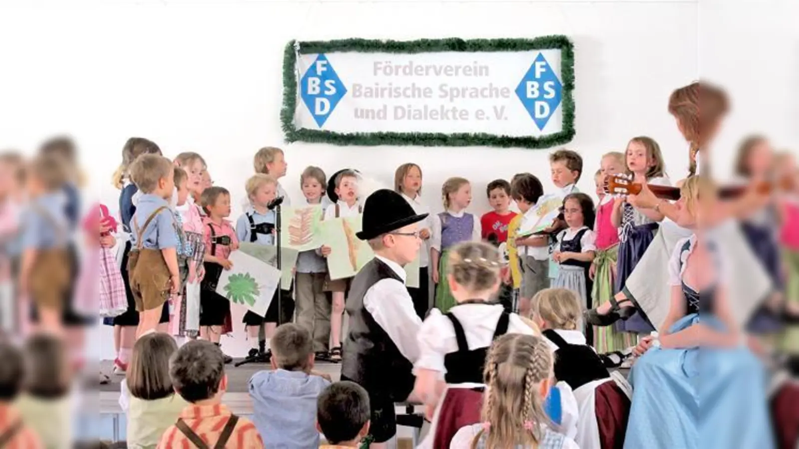 Bairisch gredt und gsunga haben die Kinder aus den örtlichen Kindergärten beim Förderverein.	 (Foto: VA)
