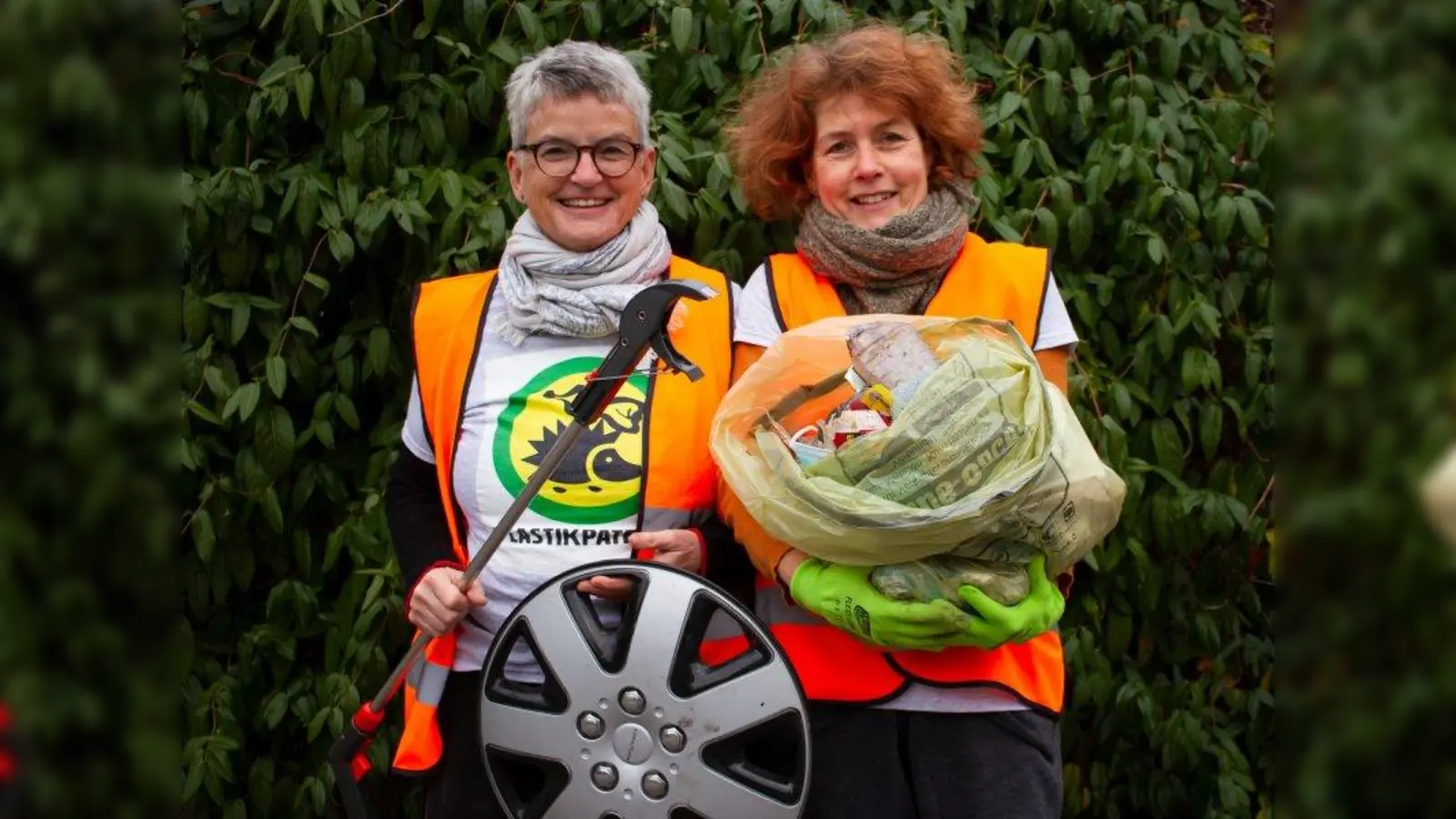Umweltpreis 29++ des Landkreises München: Dorit Zimmermann von den „Plastikpaten” nahm den Preis zusammen mit Hildburg Kraemer vom Bund Naturschutz/Ortsgruppe Würmtal Nord entgegen. (Foto: Tom Wacker)