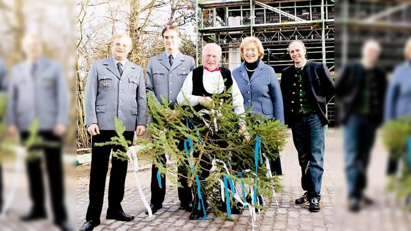 Von links: Sebastian Schöttner (ABC-Zug-Leiter), Stellvertreter Stefan Sellmeier, Zimmerer Fritz Winter, Landrätin Johanna Rumschöttl, und Bernhard Stilling beim Richtfest.   (Foto: Rammelsberger)