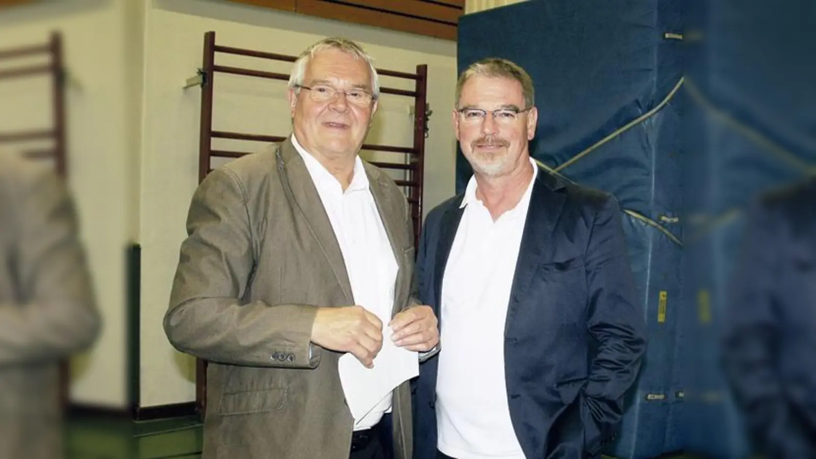 Stadtrat Alexander Reissl (SPD, r.) und Werner Lederer-Piloty (Vorsitzender des Bezirksausschusses Schwabing-Freimann) bei der Bürgerversammlung. 	 (Foto: js)