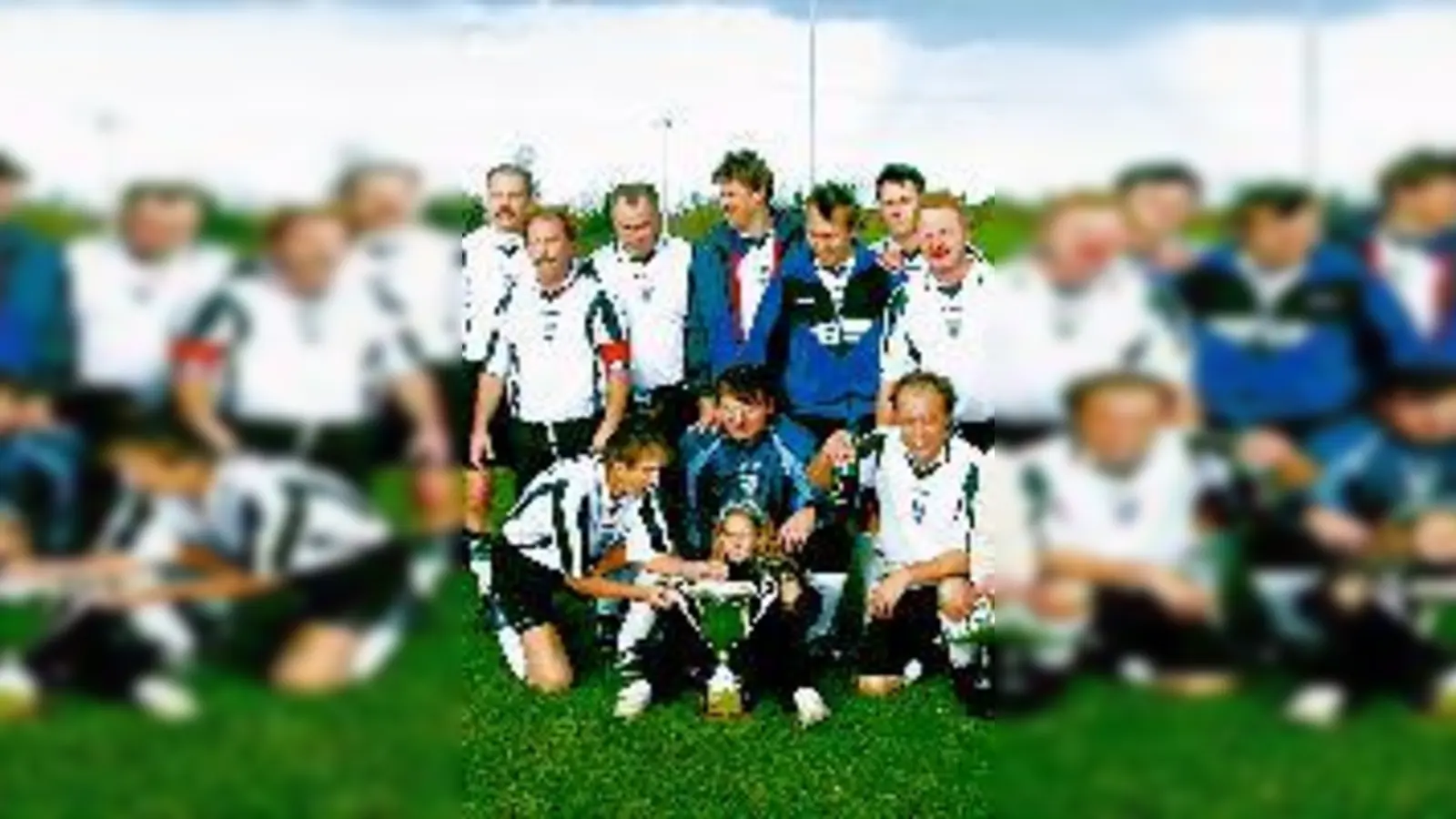 Die stolzen Sieger samt Trophäe.	 (Foto: Mannschaft)