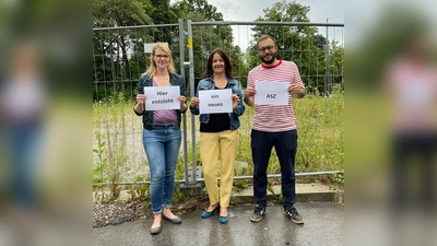 Anna Lena Mühlhäuser (links im Bild), Vorsitzende der SPD-Fraktion im Bezirksausschuss Neuhausen-Nymphenburg, und die SPD-Stadtratsmitglieder Kathrin Abele und Christian Köning zeigen an der Arnulfstraße, wo das neue ASZ entstehen wird.  (Foto: Andreas Sperling, SPD/Volt)