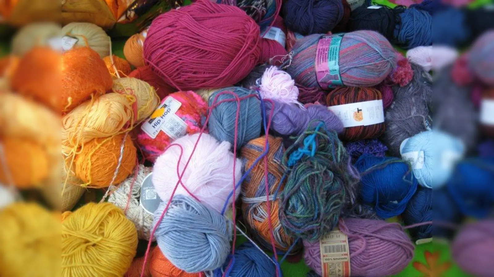 Bunte Wolle bringt die Menschen einander näher. (Foto: pi)