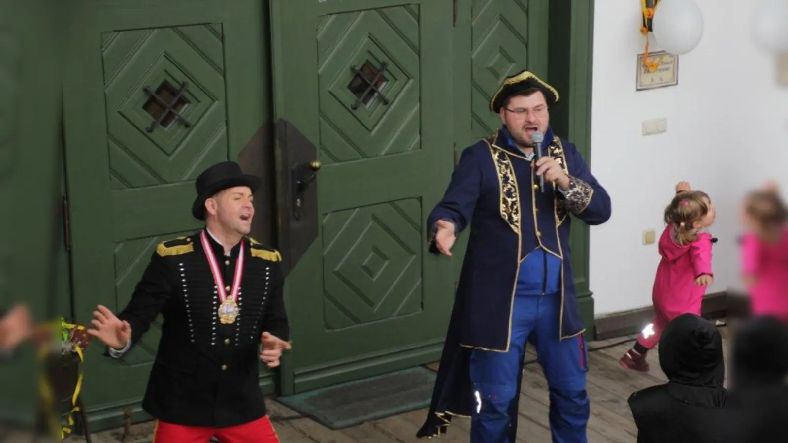 Die beiden Ex-Faschingsprinzen Christian Schöttl und Sebastian Kriesel sorgen für Stimmung. (Foto: Ludwig Bergmann)