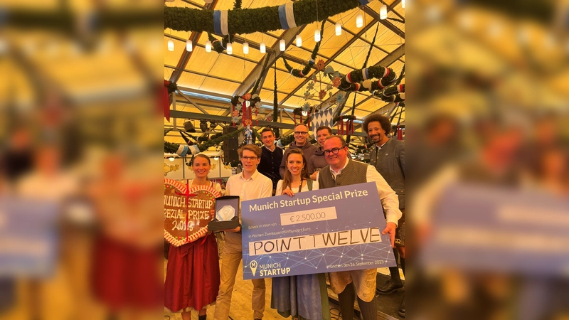 Referent für Arbeit und Wirtschaft der Landeshauptstadt München Clemens Baumgärtner (vorne rechts), überreicht den Preis an das Team von Point Twelve (vorne, von links: E. Degoute, Q. Cangelosi und F. de Durfort). (Foto: L. Mittermeier)